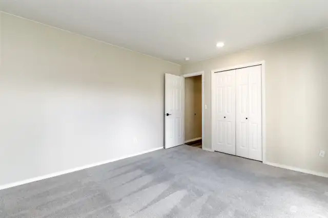 Huge downstairs bedroom/ Bonus room