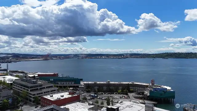 Steps away from Seattle, Space Needle & Waterfront...