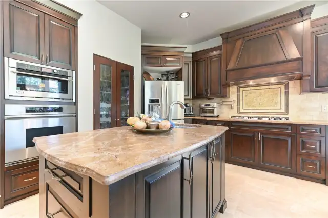 HIGH-END GOURMET KITCHEN, GRANITE ISLAND W/BUILT IN SINK, CUSTOM CABINTRY, FINEST IN MATERIAL