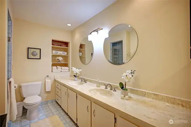 Primary bath with dual sinks and mirrors