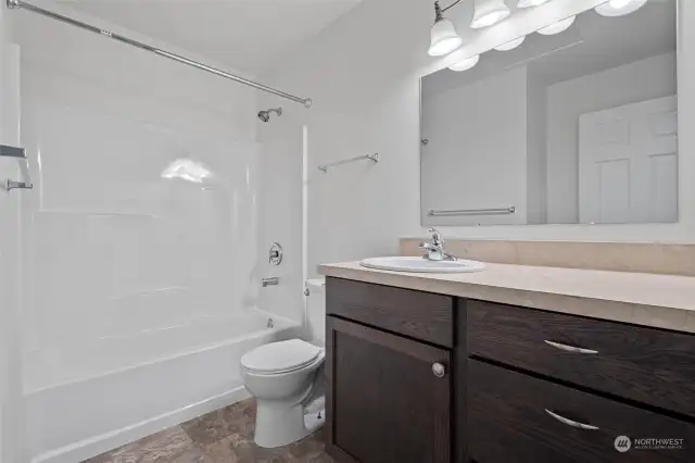 Nicely updated full bathroom
