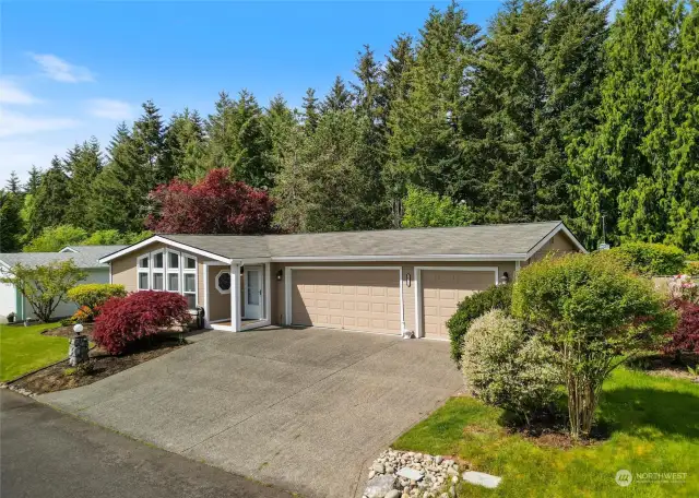 Welcome Home to this beautiful rambler in the 55+ community of The Lakes in Gig Harbor, WA.