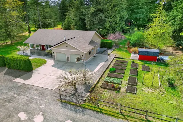 What a setting! Peaceful, private, & tranquil. Morning sunrises over Mt. Baker from the front porch & large mature Evergreen trees to enjoy. But the best part is your conveniently just minutes from  Lynden, Everson and Bellingham!