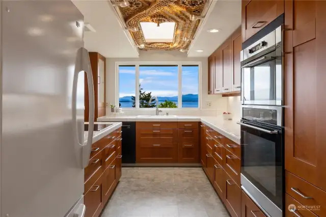 Every chef deserves the inspiring backdrop of water and mountain views that this kitchen provides.