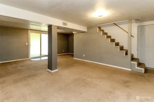 Large downstairs living area w/own sliding door access