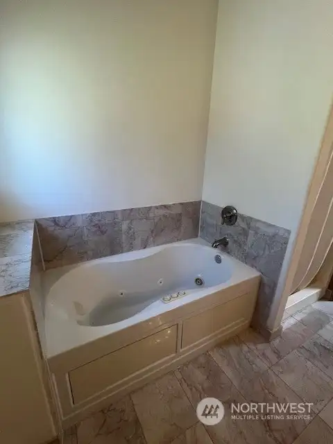 Another view of the jetted tub area.