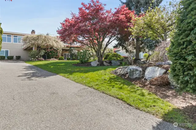 Gorgeous manicured grounds on over a 17,010sq ft lot!