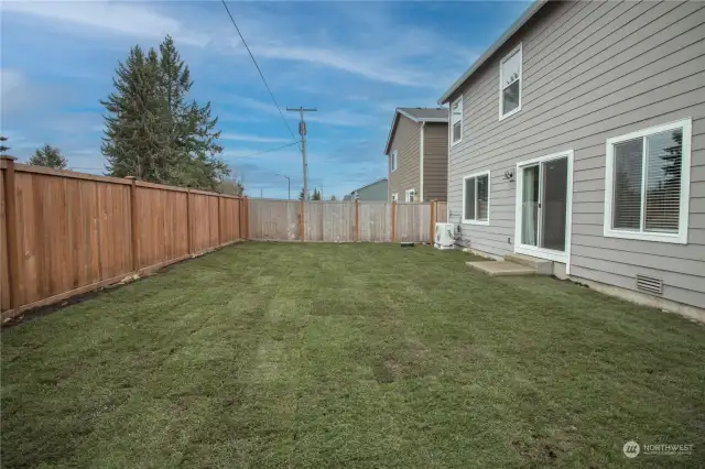 Love this fully fenced yard!!