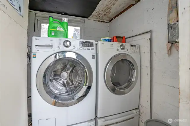 Shared utility room with washer and dryer (W/D).