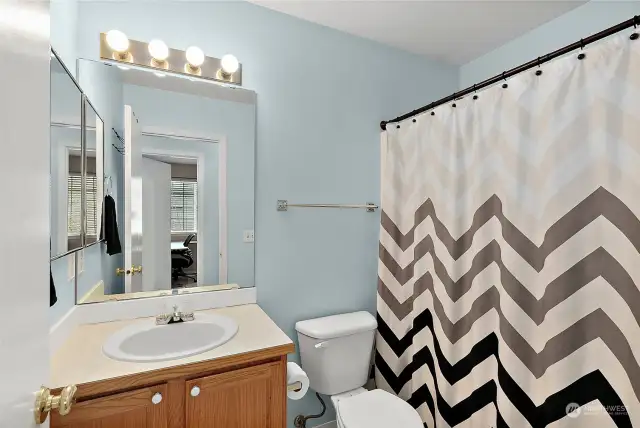 Full guest bathroom with shower/tub combo.