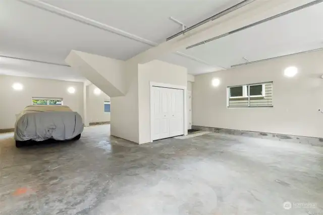 4 car garage, can be converted to living space