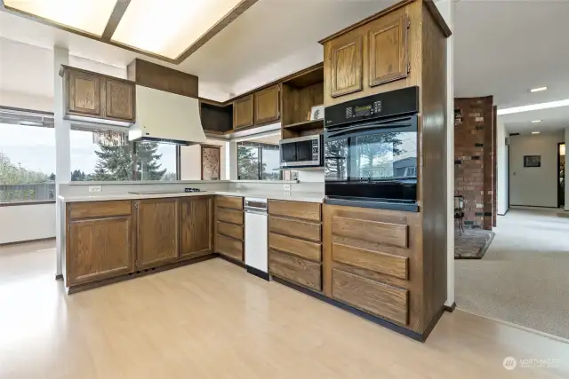 This kitchen is perfect for preparing delicious meals with ease. Ample storage and workspace abound, providing you with the organizational capacity and room to unleash your culinary creativity.