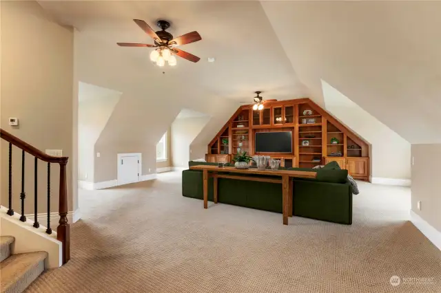 Entertainment size bonus room with plenty of space for large gatherings.