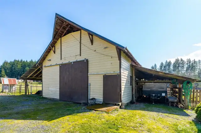 1200 SF barn with 480+/- sf lean-to on both sides of the barn.
