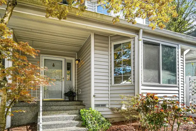 Fantastic Somerset Creek location is a commuters. dream, minutes from I 90 & 405!