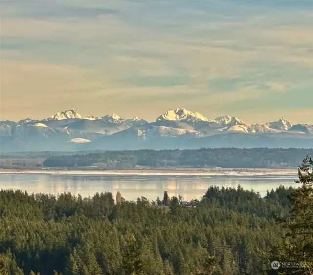 Enjoy commanding views of Mt. Baker, Three Fingers, Whitehorse & the North Cascade Mountain Range. While the mountains don't move, the tapestry of Life changes by the second!