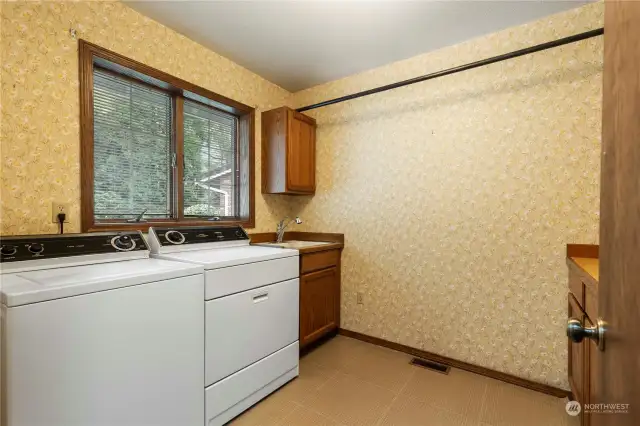Big bright laundry/utility room, has all the storage and all you would ever want for a laundry room.