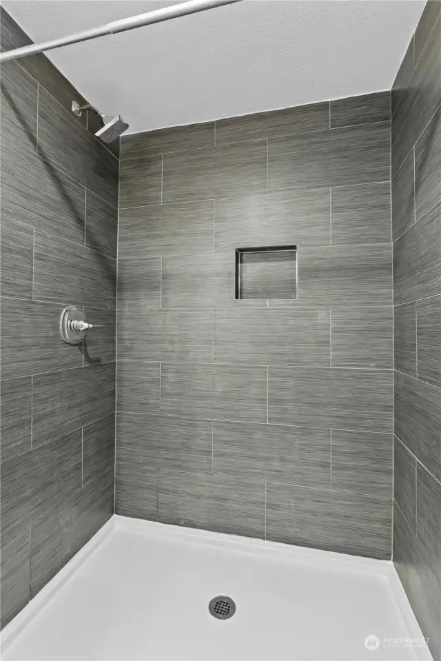Fully tiled shower surround