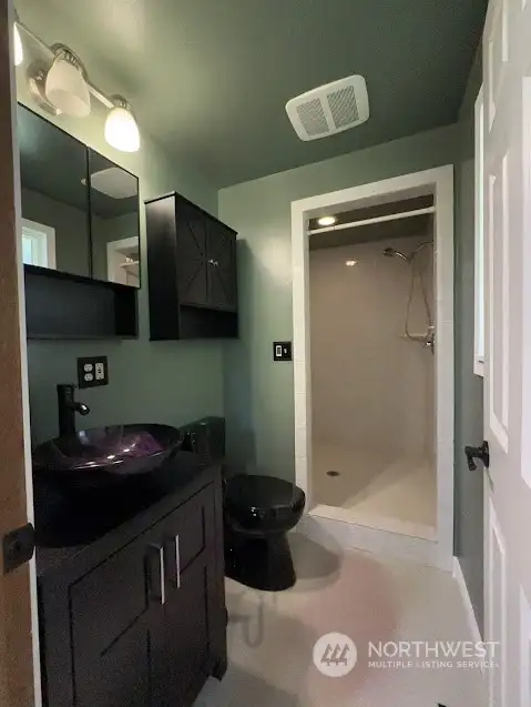 Remodeled primary on suite suite bath.