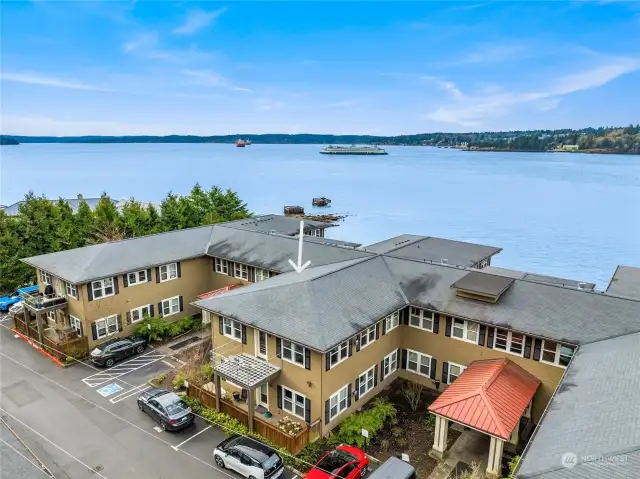 This condo is nestled within this beautiful waterfront building. Positioned on the eastern side of the building, the home boasts an abundance of natural light and wonderful territorial views.