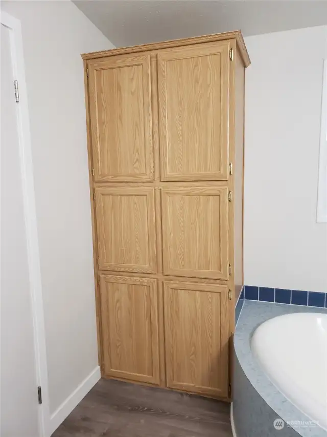 Picture of the Large 6 Door Linen Closet.
