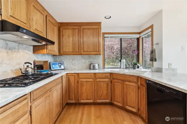 Preparing meals in this kitchen is comfortable and functional.