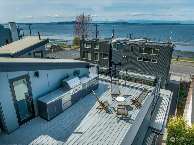 With awe inspiring views of Puget Sound, Olympic Mountains and Mt. Baker off in the distance from a private roof top deck. Outdoor kitchen and grill complete with sale.