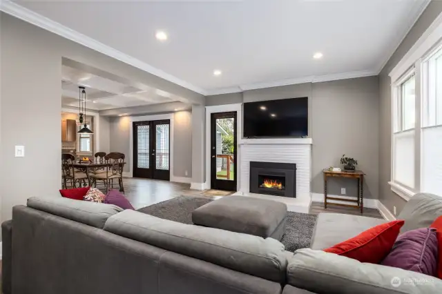 Cozy and light living room with gas fireplace