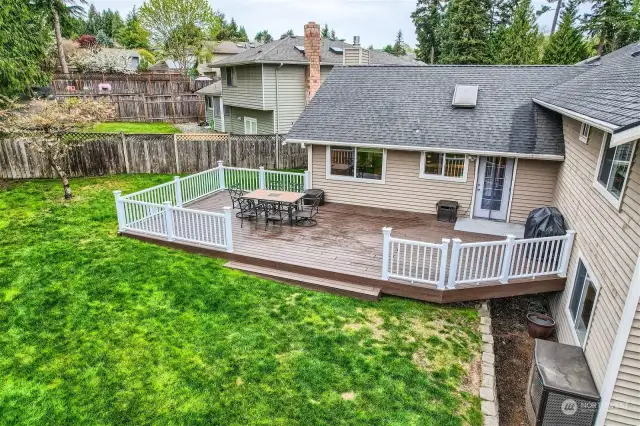 WONDERFUL COMPOSITE DECK IS PREFECT FOR RELAXING OUTSIDE AND BBQ.