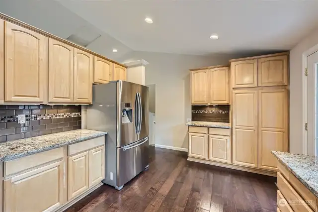 MODERN KITCHEN WITH WELL DESIGNED LAYOUT, COMES WITH ALL THE APPLIANCES.