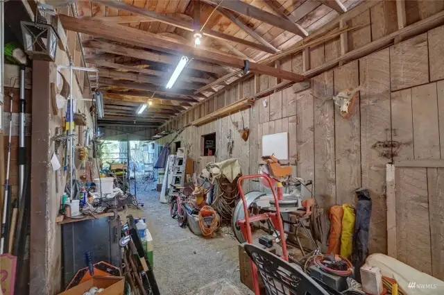 6 stall barn with tack room