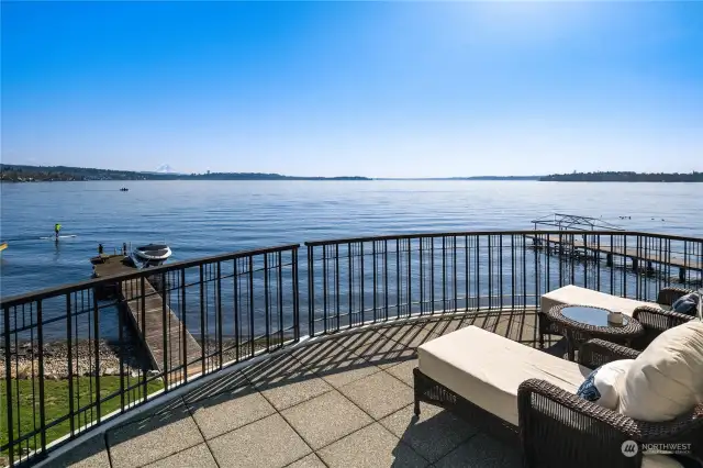 Strategically positioned to take advantage of the vistas while maintaining tremendously rare waterfront privacy, this 4 bedroom, 4.5 bath contemporary was custom built in 1992.