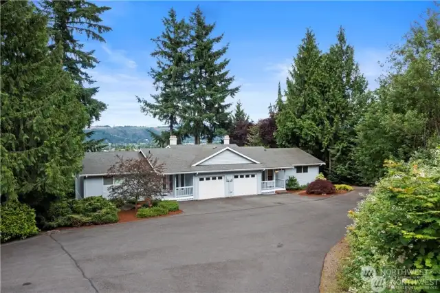 Beautifully situated and spacious duplex with views of the Sumner Valley and Mt Rainer! You'll love the secluded setting, beautiful landscaping and ample parking.