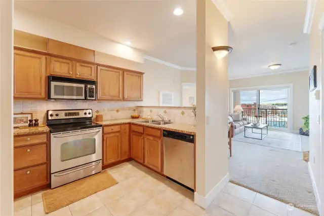 Inside the condo you'll find a great kitchen with stainless appliances & granite counters