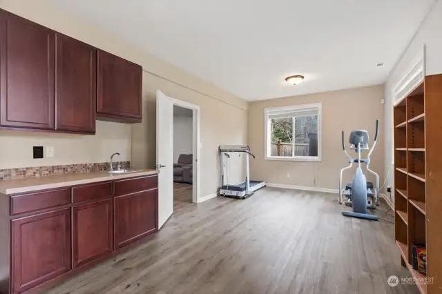 Fitness room with wet bar