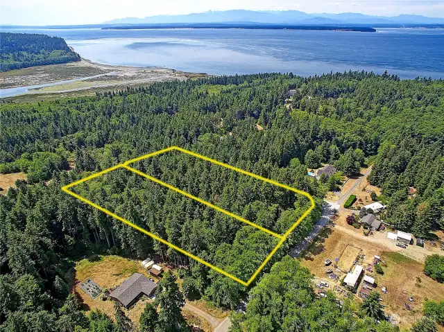 These 2 contiguous lots offer over 4 acres to work with. Great quiet country living close to everything.
