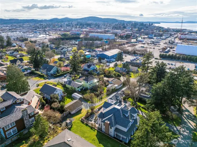Just a moment from downtown Anacortes, this home offers quick access to shopping, dining and festivals in the Historic Distric of Anacortes' Old Town Cap Sante neighborhood.