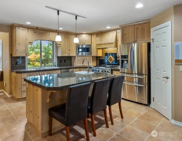 Knotty pine cabinets, gas stove/cooktop, full tile backsplash, pendant lighting....really you are going to love this kitchen.