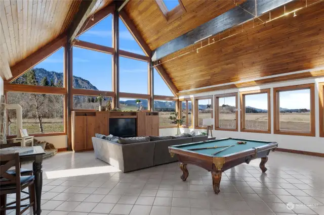 Enjoy a bonus room with soaring vaulted ceilings and expansive floor-to-ceiling windows.