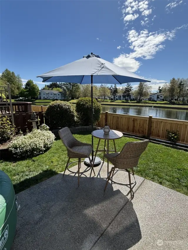 Another angle of the patio, yard and lakes beyond. Enjoy watching lots of birds, ducks, geese, heron, fish, even turtles and occasional otters from your own back yard!