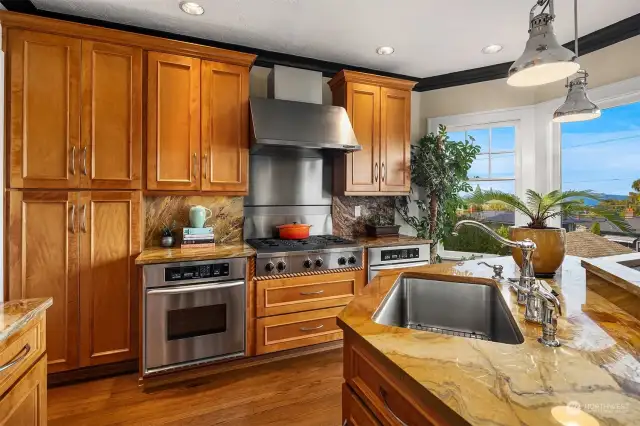 Enjoy cooking for a crowd with the full sized double ovens and 6 burner gas stove.