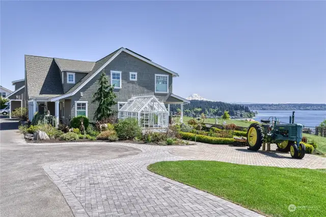 Welcome to 5520 18th Street NW located in the Cromwell area of beautiful Gig Harbor.