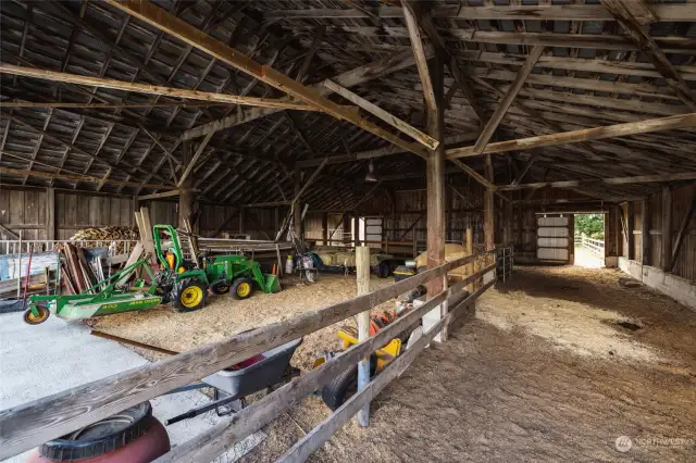 Feed barn/Loafing shed.