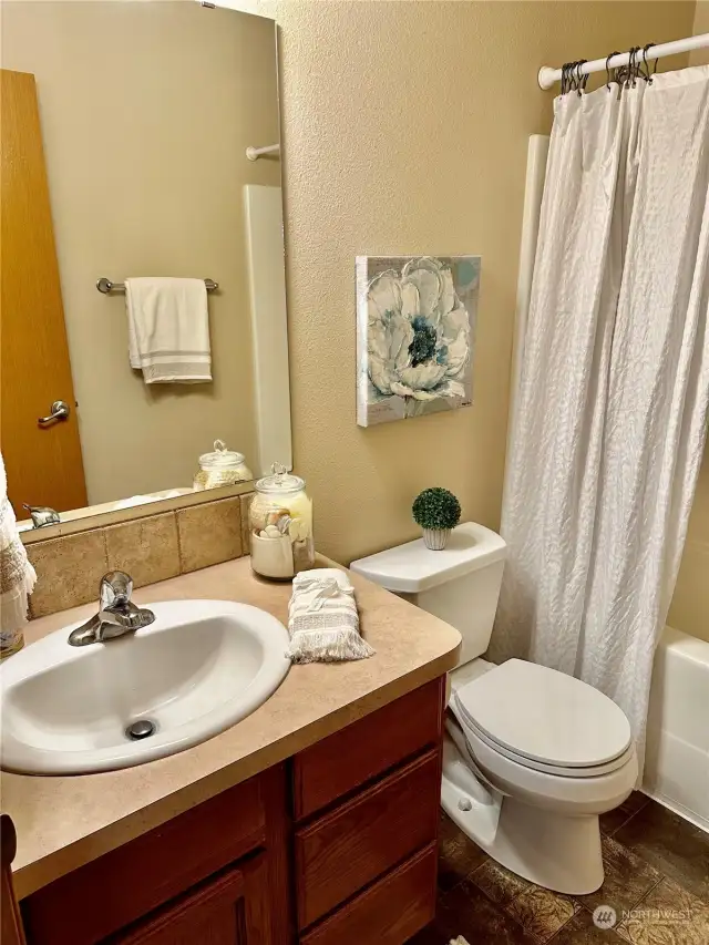 Full hall bath located between the two guest bedrooms.