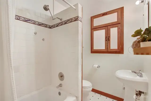 Full Sized Bathroom