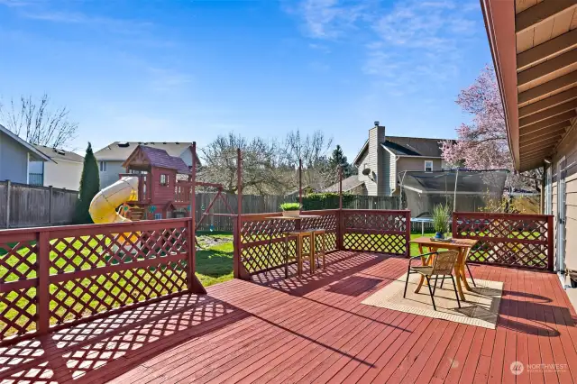 Incredible entertainment-size deck for entertaining.
