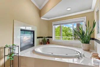 Enjoy a hot bath with view and fireplace.