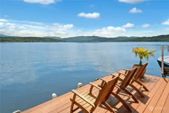 This is lake living at its best! Azure blue waters, compelling mountain views and the chortling of eagles flying overhead!