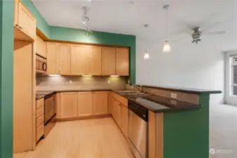 kitchen features under cabinet lighting