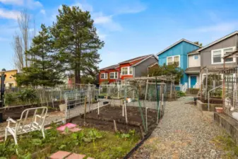 A community garden is available as a part of the Grenbridge Community Garden Alliance.